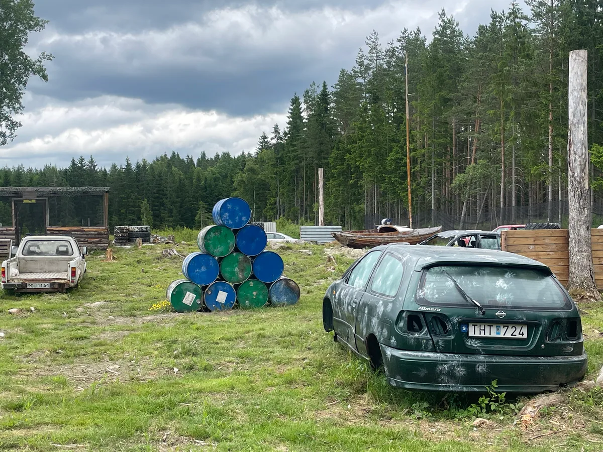 Skrotens spelmiljö med fordon och skydd