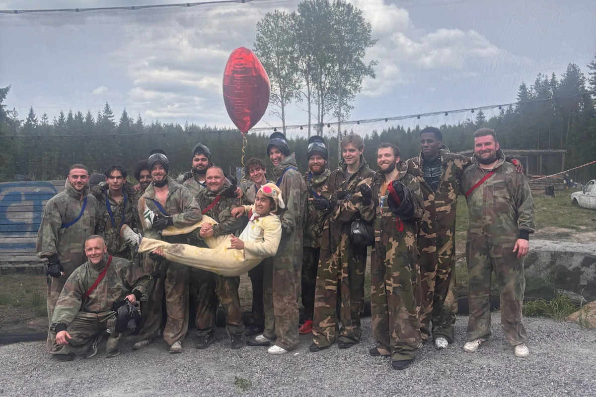 En grupp spelare samlade hos Sörmlands Paintball