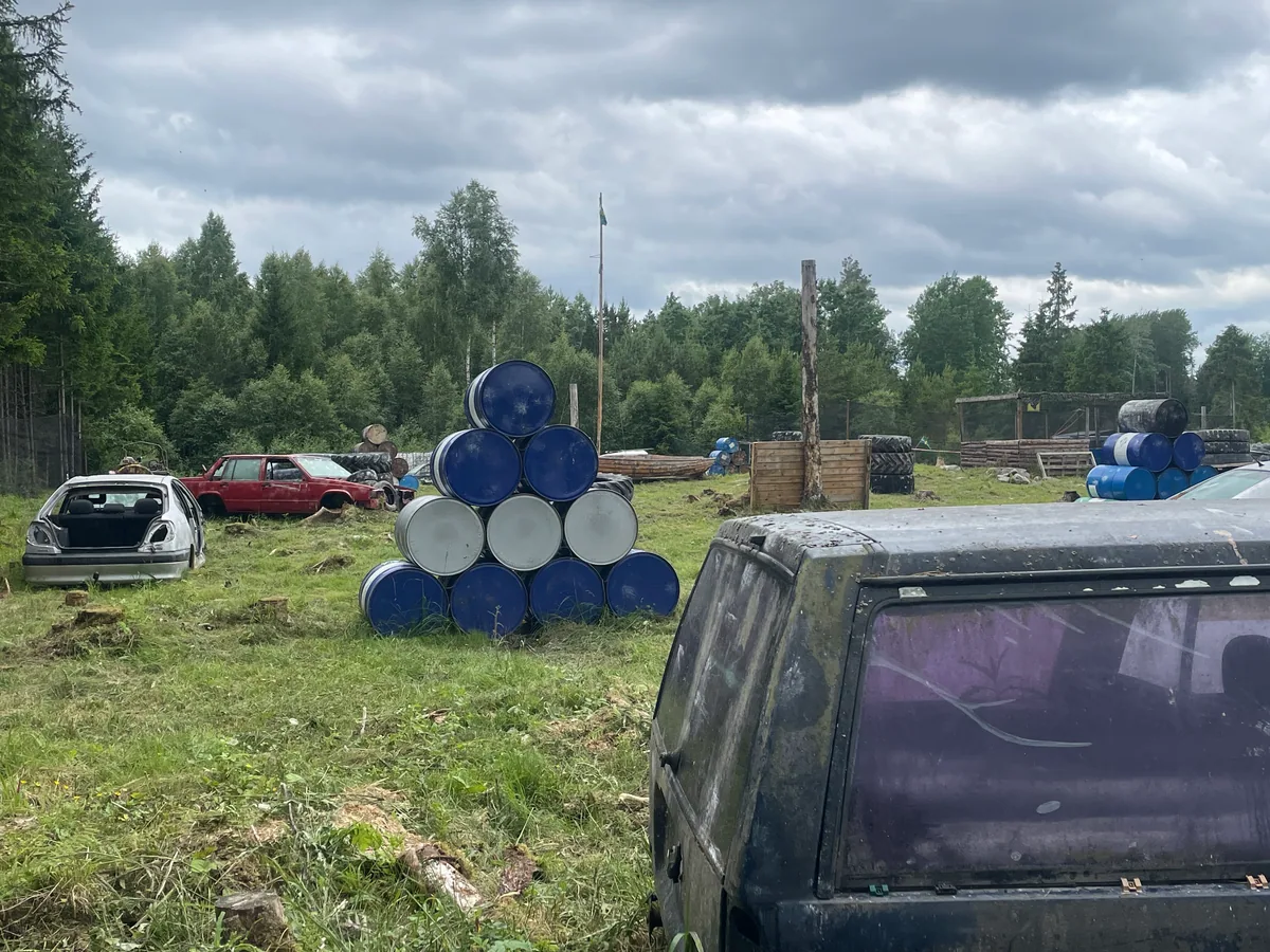 Fordon och återbrukade hinder på paintballbanan Skroten